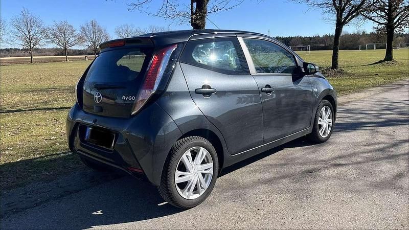Gebraucht Toyota Aygo X-play 69 PS (50 kW) 2017 Grau Kleinwagen