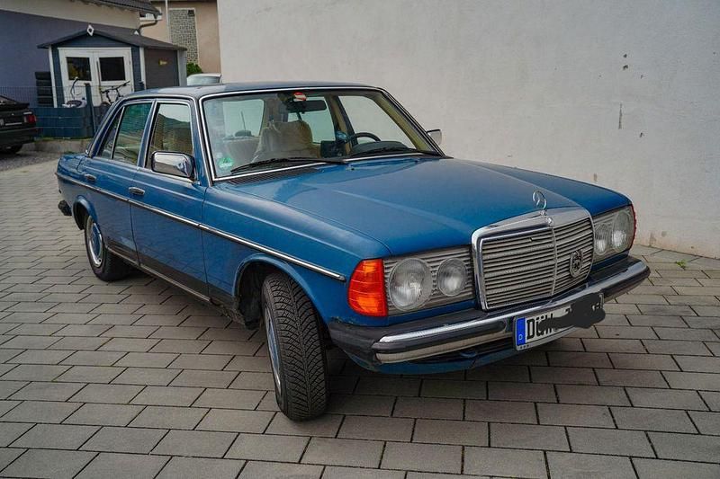 Blau Gebraucht 1982 Mercedes E230 Limousine | 3.900 € - Bild 1/4