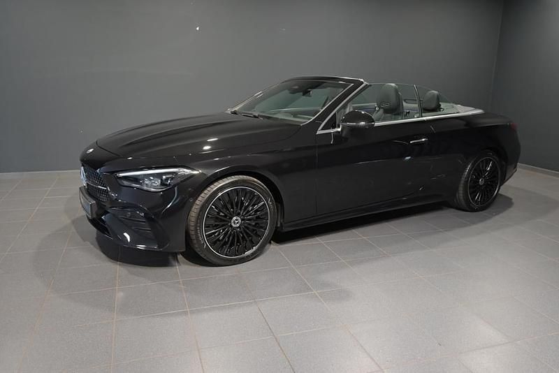 Metalliclack obsidianschwarz Gebraucht 2025 Mercedes CLE200 Night Cabrio | 56.870 € (Etwas zu teuer) - Bild 1/3