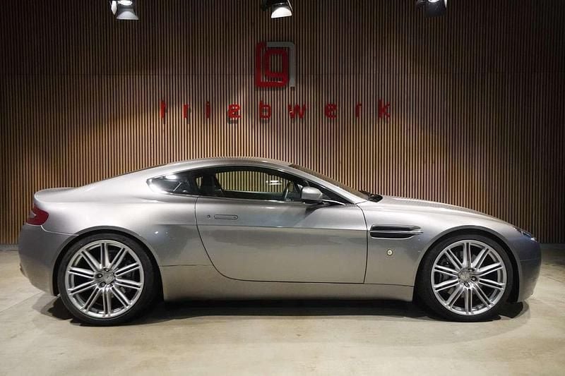 Tungsten silver Gebraucht 2008 Aston Martin V8 Vantage Coupé | 54.941 € (Etwas zu teuer) - Bild 1/3