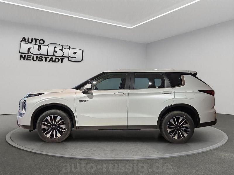 Gebraucht Mitsubishi Outlander P-HEV Basis 136 PS (100 kW) 2025 Titanweiß SUV