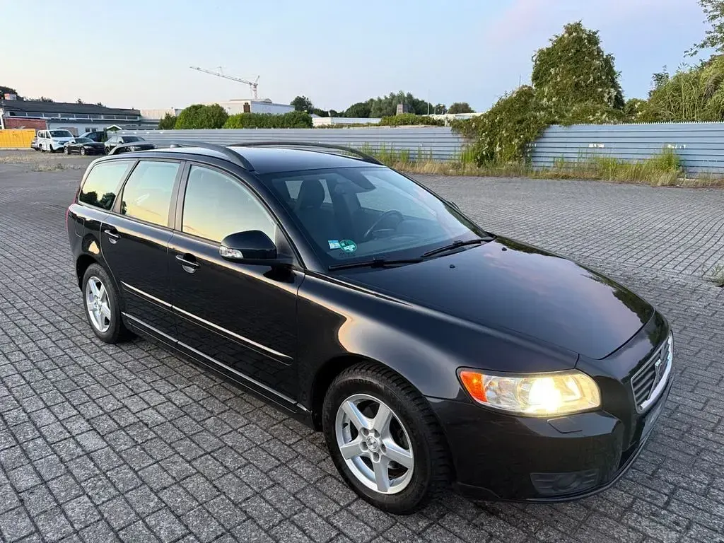 Gebraucht Volvo V50 Momentum 109 PS (80 kW) 2010 Schwarz Kombi