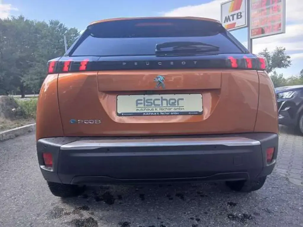Gebraucht Peugeot e-2008 Allure 100 kW (136 PS) 2021 Orange fusion (metallic) SUV