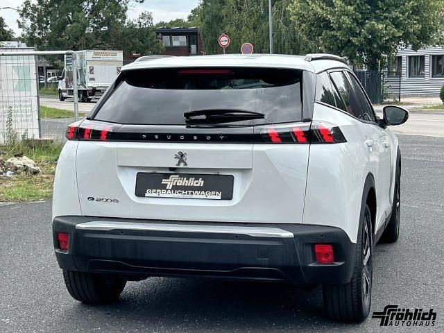 Gebraucht Peugeot e-2008 Allure 100 kW (136 PS) 2021 Perlmutt weiß perleffekt SUV
