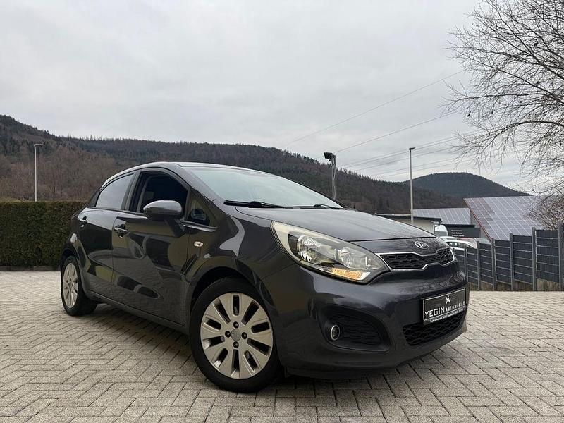 Grau Gebraucht 2014 Kia Rio FIFA World Cup Edition Limousine | 7.990 € (Etwas zu teuer) - Bild 1/4