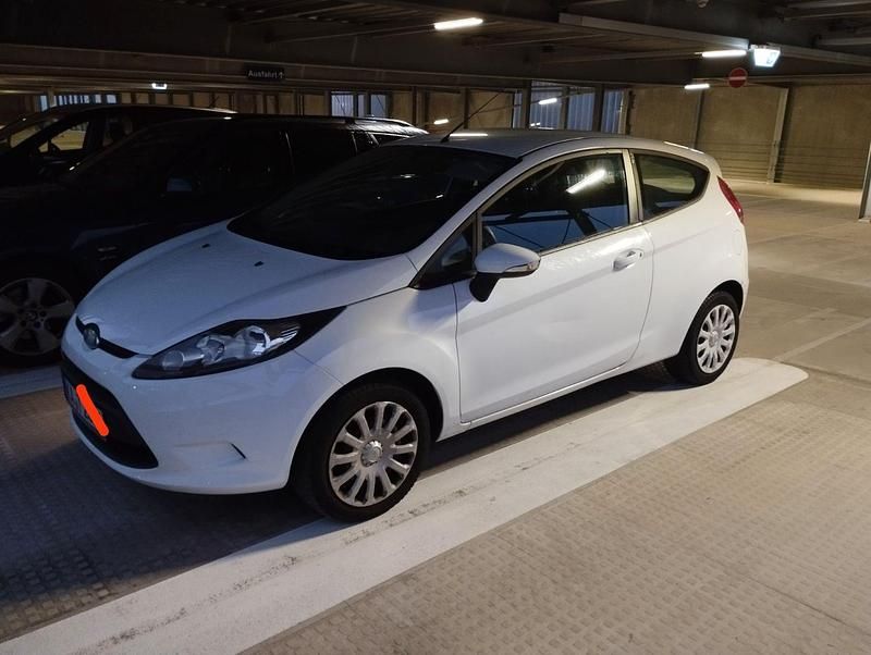 Weiß Gebraucht 2011 Ford Fiesta Trend Kleinwagen | 2.100 € (Guter Preis) - Bild 1/4