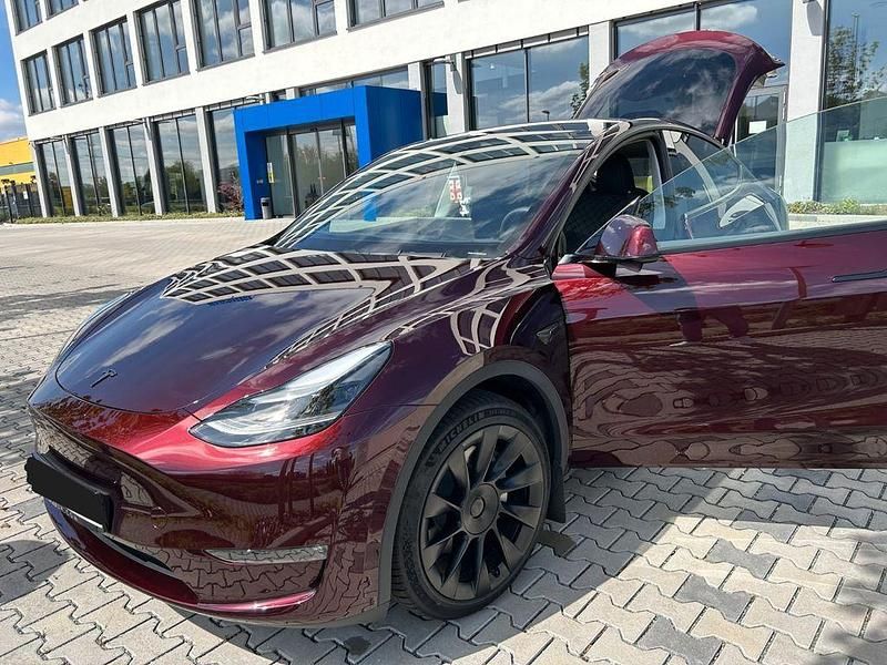 Rot Gebraucht 2023 Tesla Model Y Long Range AWD SUV | 44.400 € (Teuer) - Bild 1/4