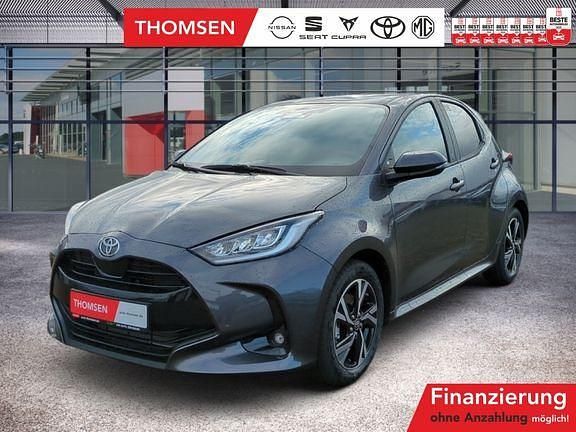Marlingrau metallic Gebraucht 2024 Toyota Yaris Hybrid Comfort Limousine | 22.785 € (Guter Preis) - Bild 1/3