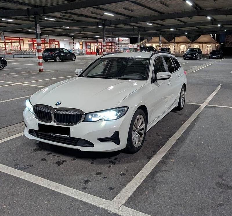 Schwarz Gebraucht 2020 BMW 318 Advantage Kombi | 19.899 € (Guter Preis) - Bild 1/4