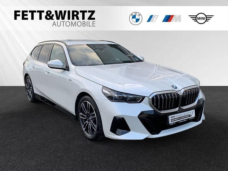 Mineralweiss metallic Gebraucht 2024 BMW 520 Comfort Edition Kombi | 50.990 € (Guter Preis) - Bild 1/3