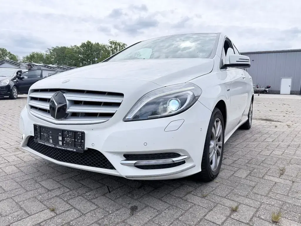 Gebraucht Mercedes B180 109 PS (80 kW) 2012 Weiß Kleinwagen