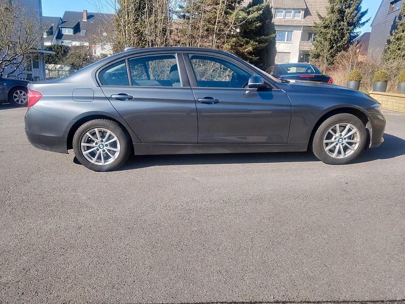 Gebraucht BMW 318 136 PS (100 kW) 2016 Grau Limousine