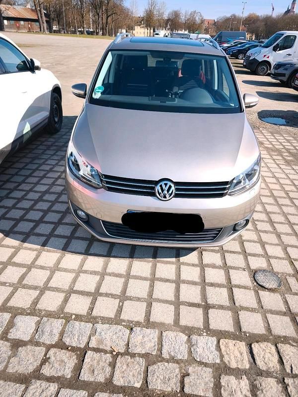 Second-hand VW Touran 140 CP (102 kW) 2015 Galben Monovolum