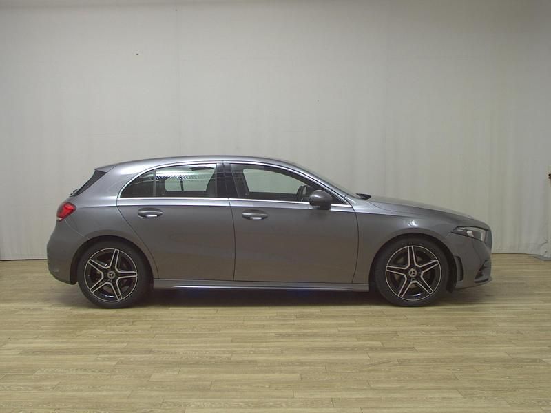 Grau Gebraucht 2021 Mercedes A200 AMG line Limousine | 22.980 € (Fairer Preis) - Bild 1/4