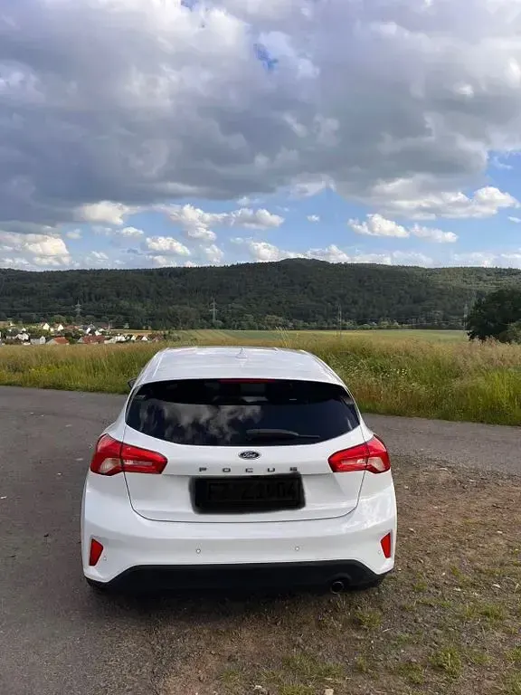 Gebraucht Ford Focus Cool & Connect 125 PS (91 kW) 2019 Weiß Limousine