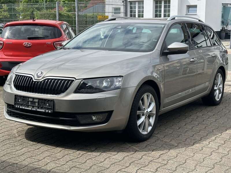 Cappuccinobeige metallic Gebraucht 2017 Skoda Octavia Ambition Kombi | 9.999 € (Guter Preis) - Bild 1/4