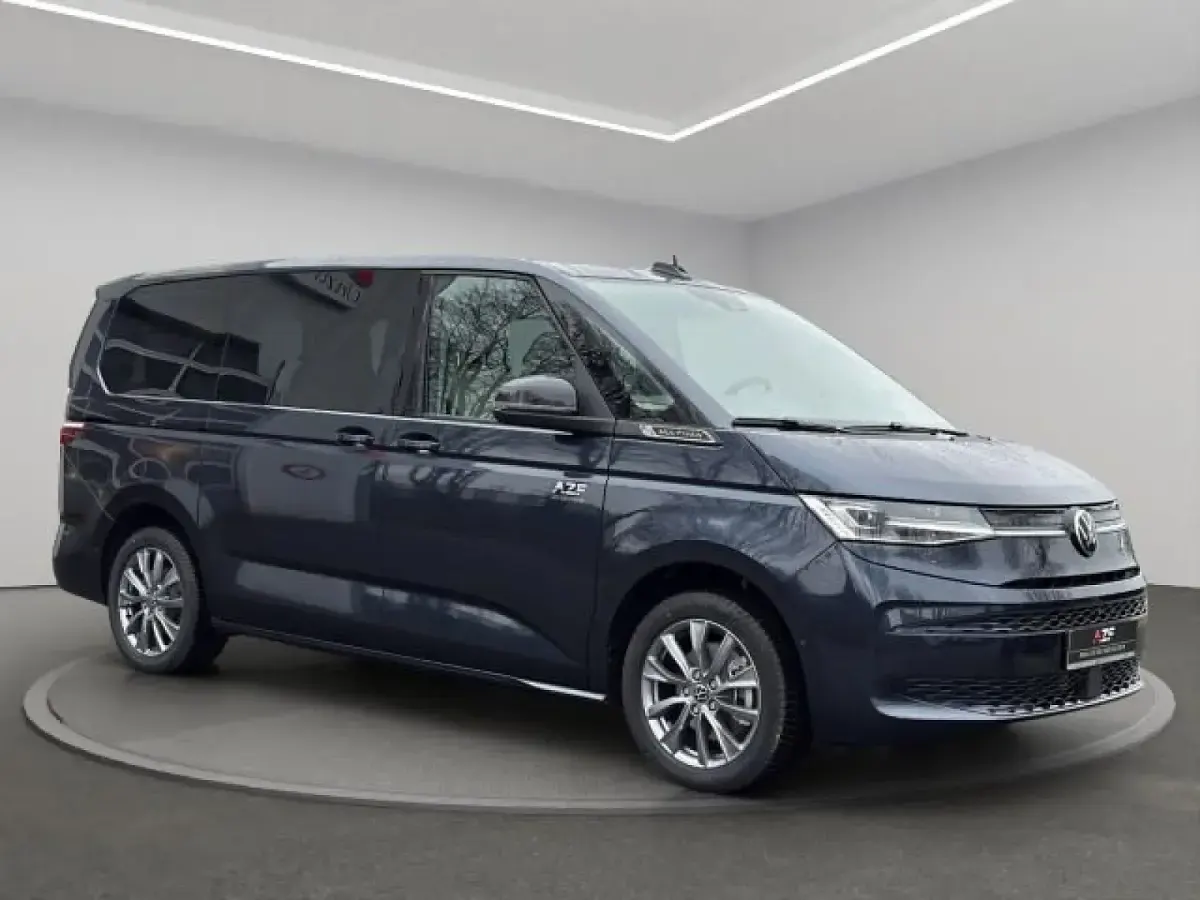 Gebraucht VW Multivan Life 150 PS (110 kW) 2025 Starlight blue metallic Van / Kleinbus