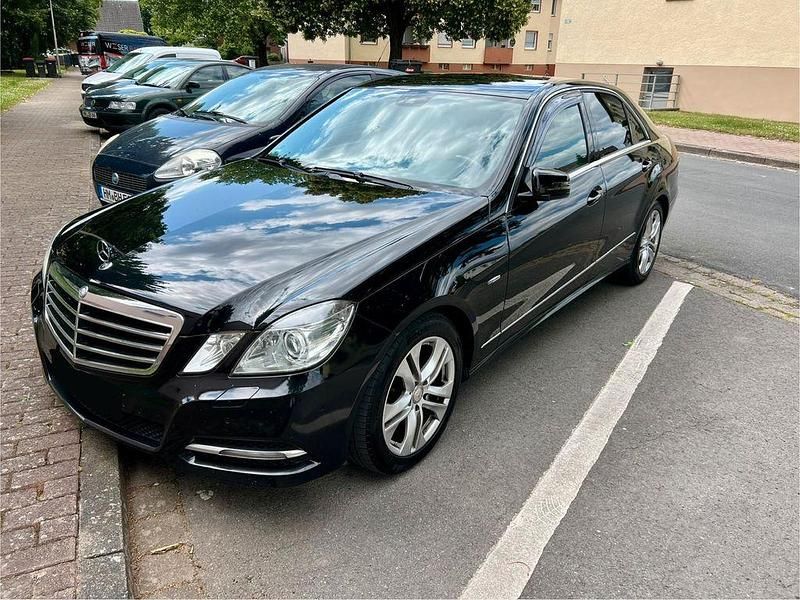 Gebraucht Mercedes E220 Avantgarde 170 PS (125 kW) 2011 Schwarz Limousine