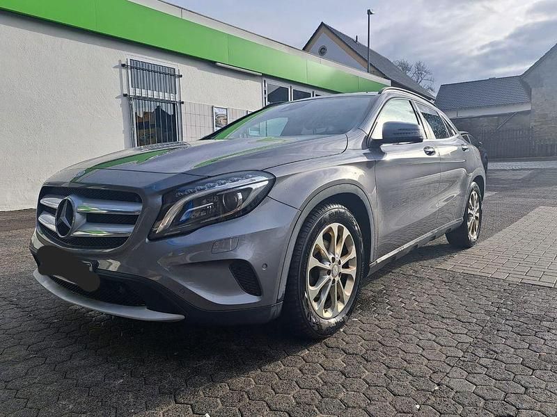 Grau Gebraucht 2016 Mercedes CLA220 Limousine | 16.000 € (Fairer Preis) - Bild 1/4