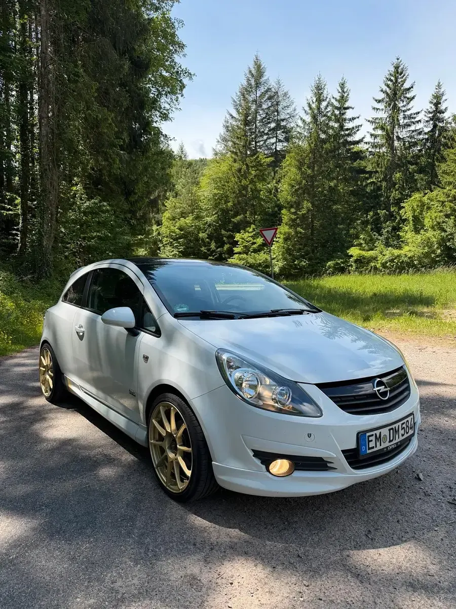 Używany Opel Corsa OPC 90 KM (66 kW) 2010 Biały Hatchback