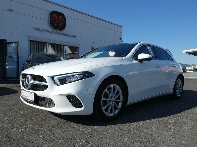 Polarweiss Gebraucht 2021 Mercedes A200 Limousine | 26.490 € (Fairer Preis) - Bild 1/4