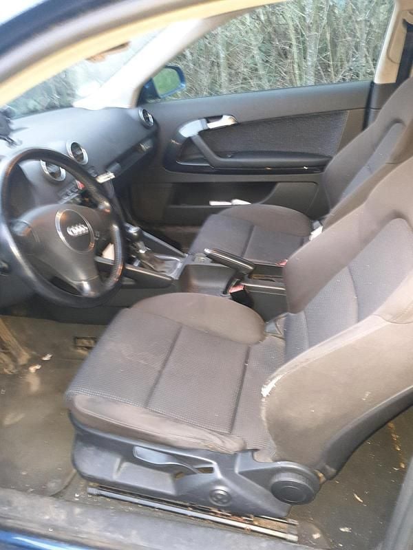 Second-hand Audi A3 101 CP (74 kW) 2004 Albastru Hatchback