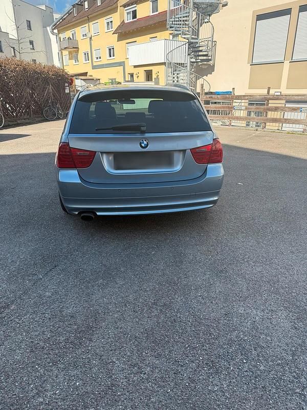 Gebraucht BMW 320 177 PS (130 kW) 2010 Blau Kombi