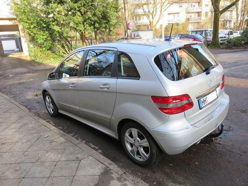 Gebraucht Mercedes B180 109 PS (80 kW) 2010 Silber Van / Kleinbus