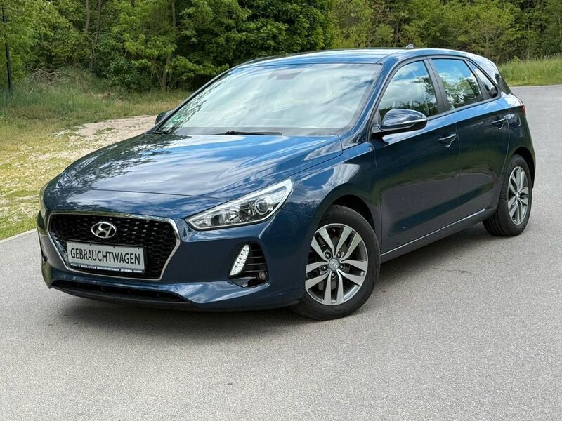 Blau Gebraucht 2017 Hyundai i30 Trend Limousine | 13.490 € (Fairer Preis) - Bild 1/4