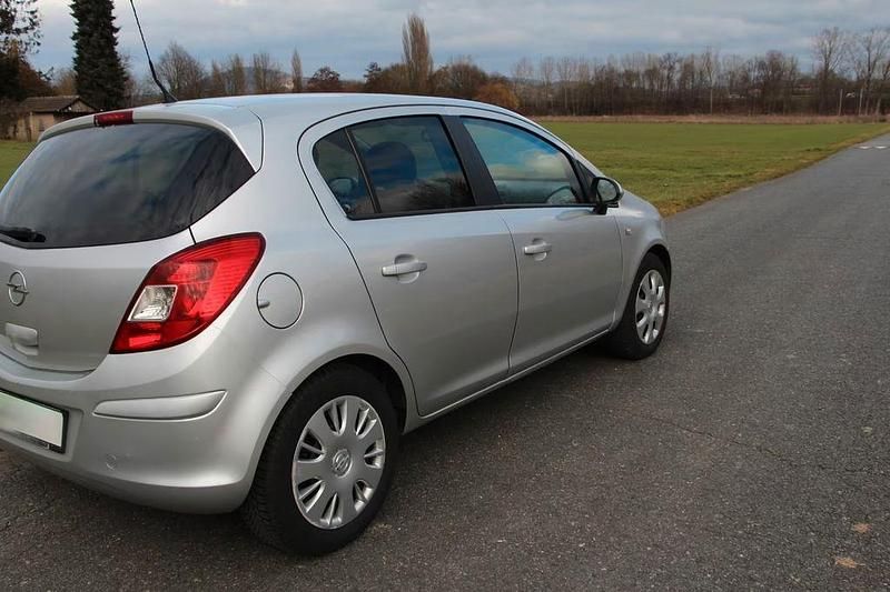 Gebraucht Opel Corsa Edition 87 PS (63 kW) 2010 Silber Kleinwagen
