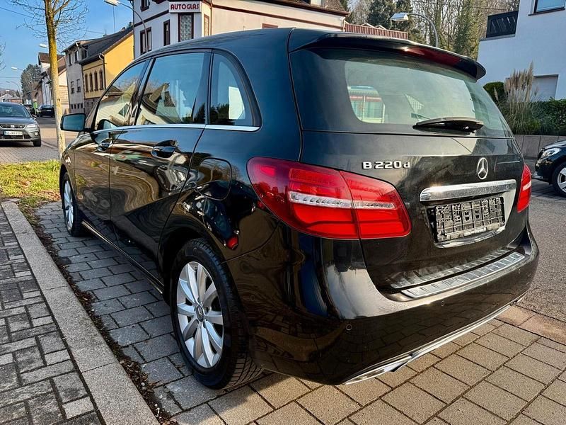 Gebraucht Mercedes B220 177 PS (130 kW) 2016 Schwarz Van / Kleinbus