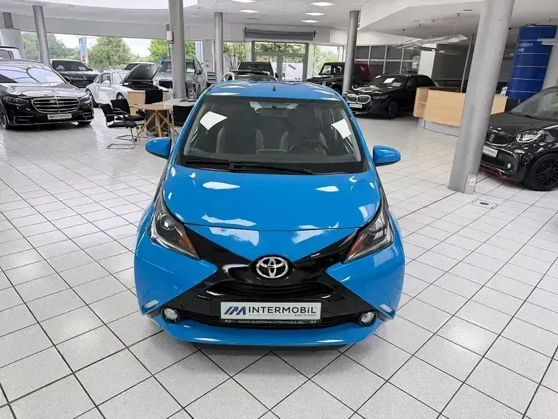 Gebraucht Toyota Aygo X-play 69 PS (50 kW) 2017 Cyan metallic Kleinwagen