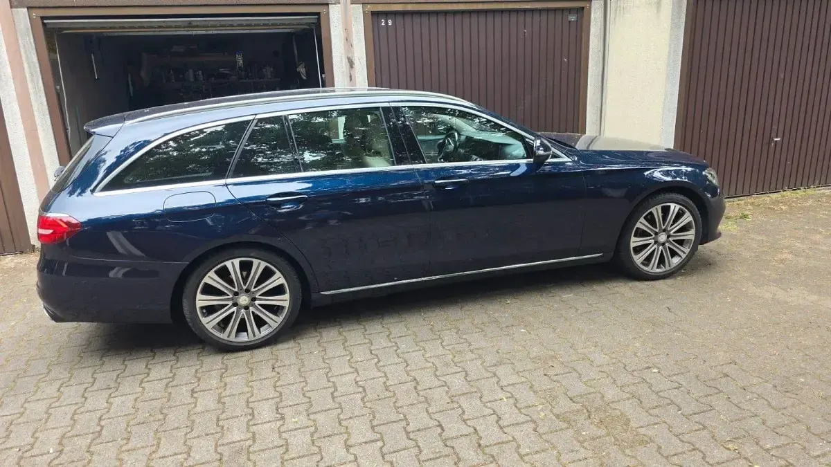 Gebraucht Mercedes E300 245 PS (180 kW) 2019 Blau Kombi