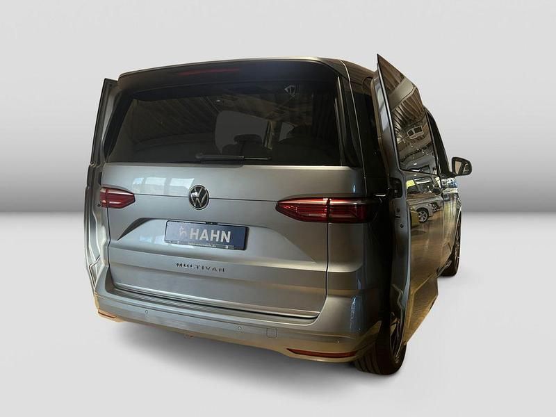 Second-hand VW Multivan Style 150 CP (110 kW) 2025 Argintiu Monovolum