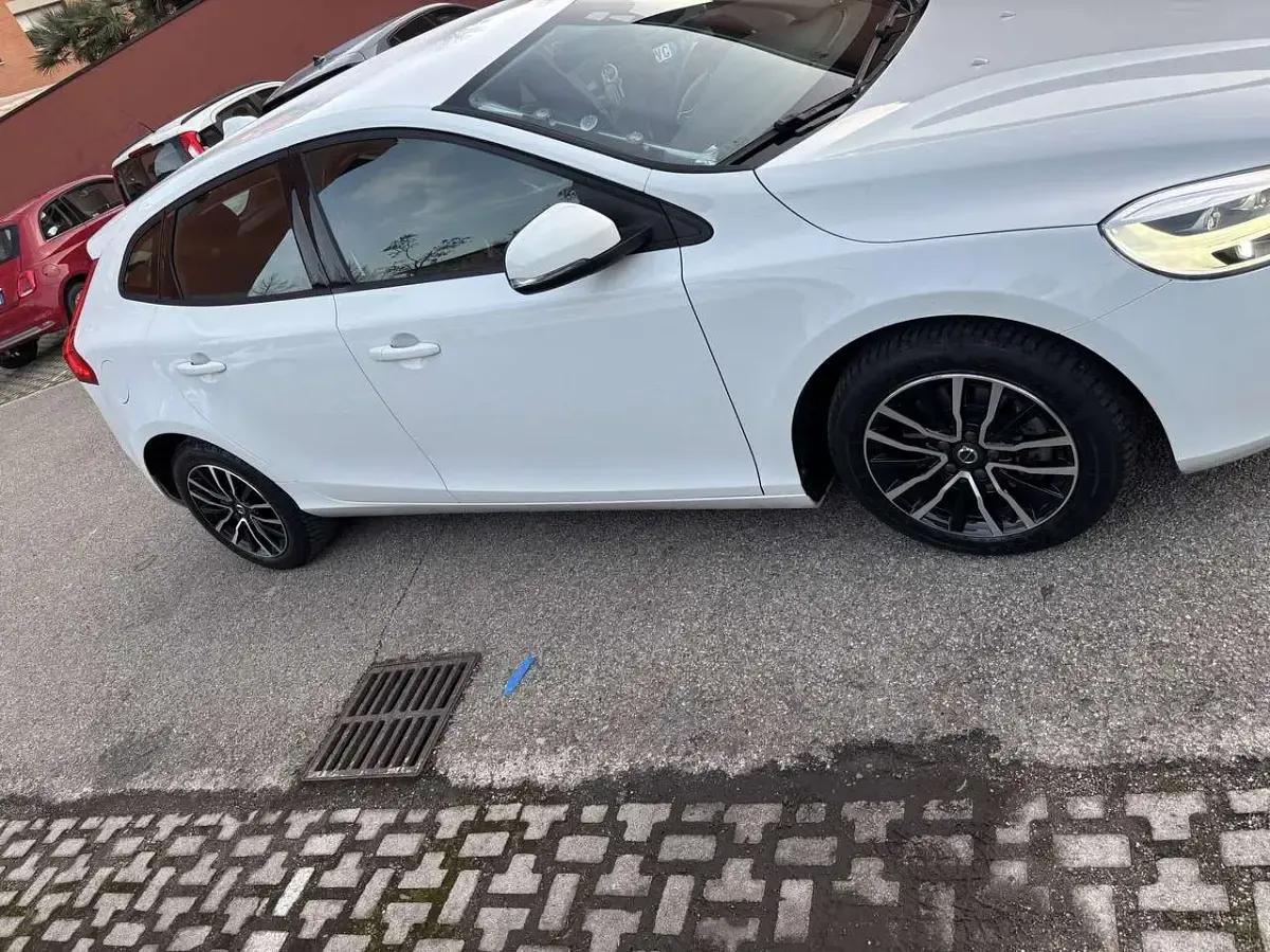 Gebraucht Volvo V40 Business Edition 122 PS (89 kW) 2019 Weiß Limousine