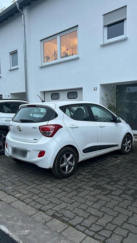 Gebraucht Hyundai i10 87 PS (63 kW) 2015 Weiß Kleinwagen
