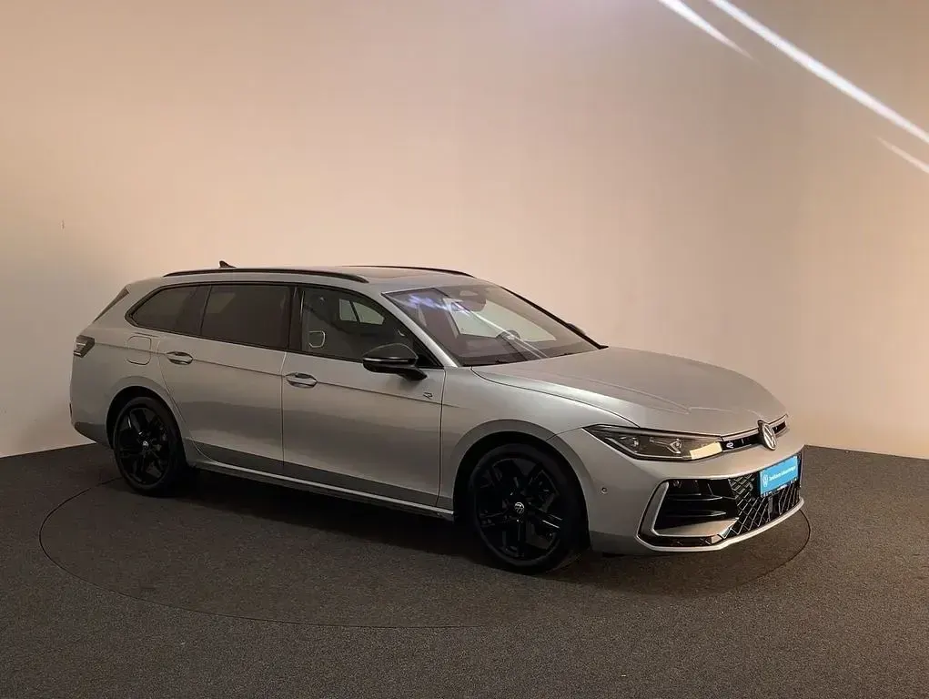 Gebraucht VW Passat R-line 150 PS (110 kW) 2024 Oyster silver metallic Kombi