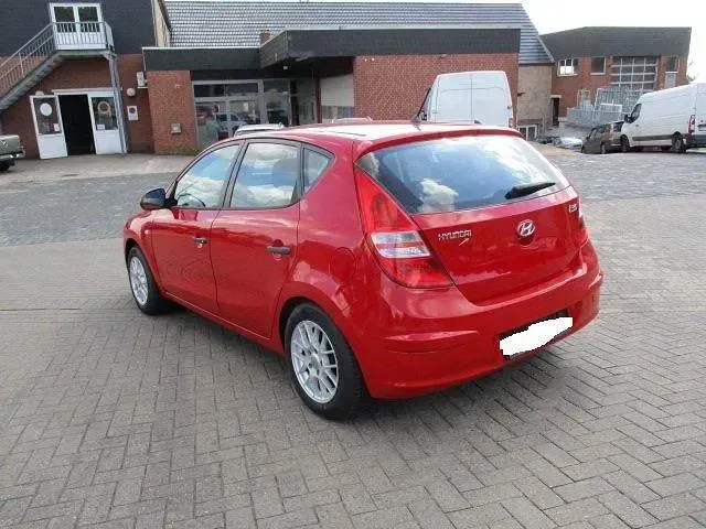 Gebraucht Hyundai i30 110 PS (80 kW) 2010 Rot Limousine