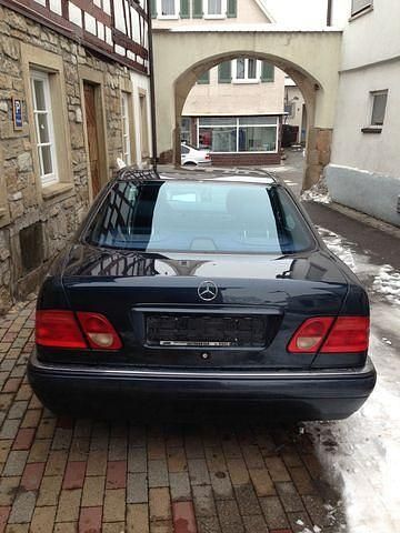 Gebraucht Mercedes E320 Avantgarde 220 PS (161 kW) 1997 Blau metallic Limousine