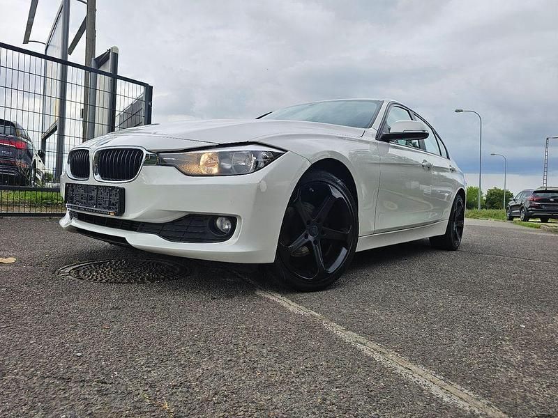 Weiß Gebraucht 2014 BMW 316 Sport Line Limousine | 13.500 € (Teuer) - Bild 1/4
