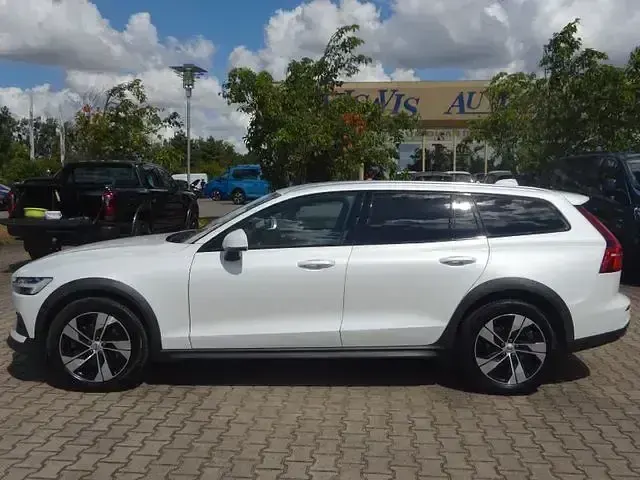 Gebraucht Volvo V60 CC Plus 197 PS (144 kW) 2023 Weiß Kombi