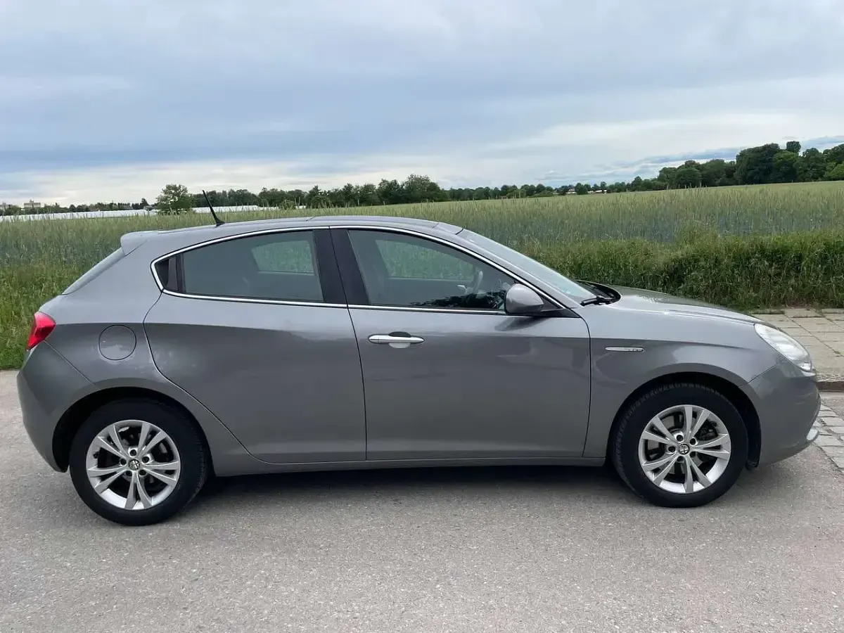 Gebraucht Alfa Romeo Giulietta Turismo 140 PS (102 kW) 2011 Grau Kleinwagen