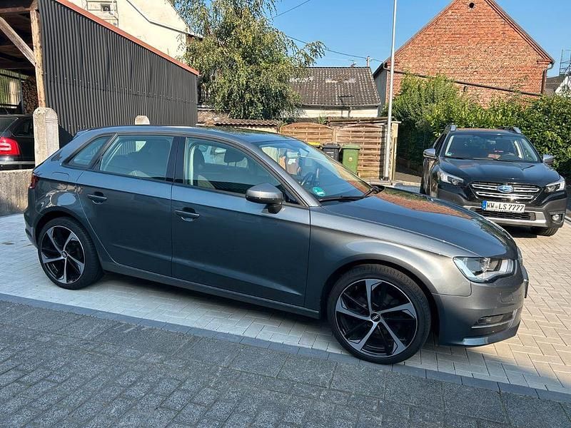 Grau Gebraucht 2016 Audi A3 Sportback Attraction Limousine | 10.900 € (Guter Preis) - Bild 1/4