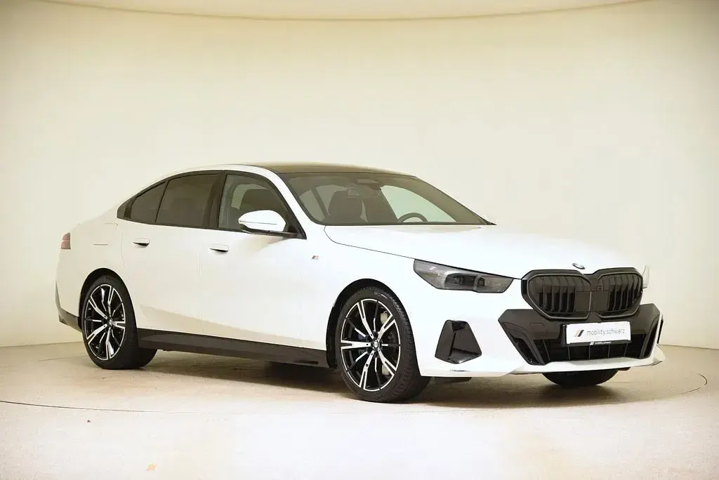 Gebraucht BMW 540 M Sport 286 PS (210 kW) 2025 Mineralweiß metallic Limousine