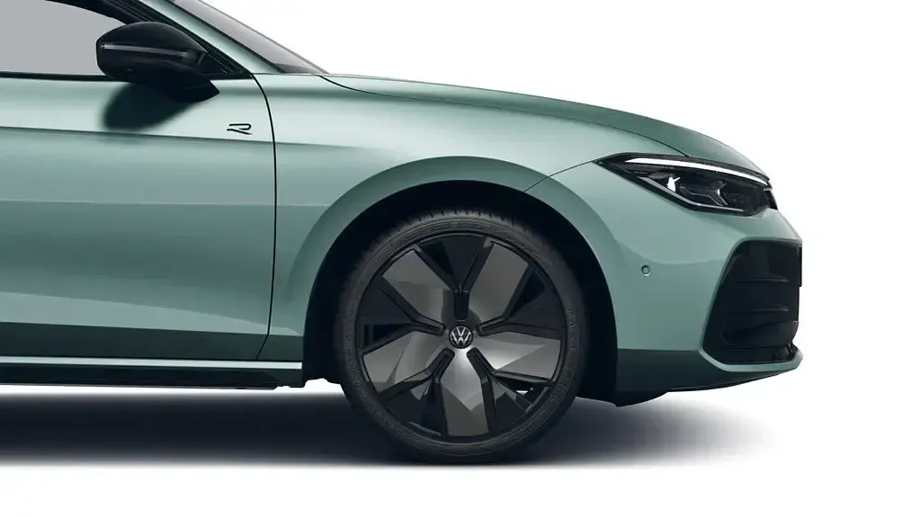 Gebraucht VW Passat R-line 150 PS (110 kW) 2025 Maripositgrün metallic Kombi