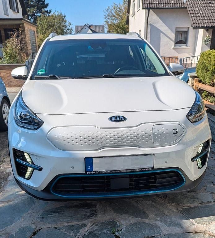 Weiß Gebraucht 2021 Kia e-Niro Vision SUV | 21.500 € (Guter Preis) - Bild 1/4