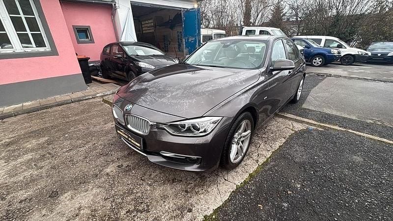 Braun Gebraucht 2013 BMW 320 Comfort Edition Limousine | 12.990 € (Guter Preis) - Bild 1/4