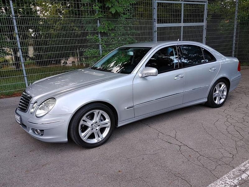 Silber Gebraucht 2006 Mercedes E200 Avantgarde Limousine | 7.650 € (Fairer Preis) - Bild 1/4