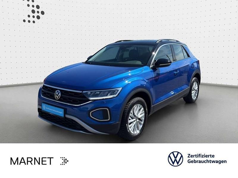 Ravennablau metallic/schwarz Gebraucht 2024 VW T-Roc Life SUV | 28.930 € (Guter Preis) - Bild 1/3