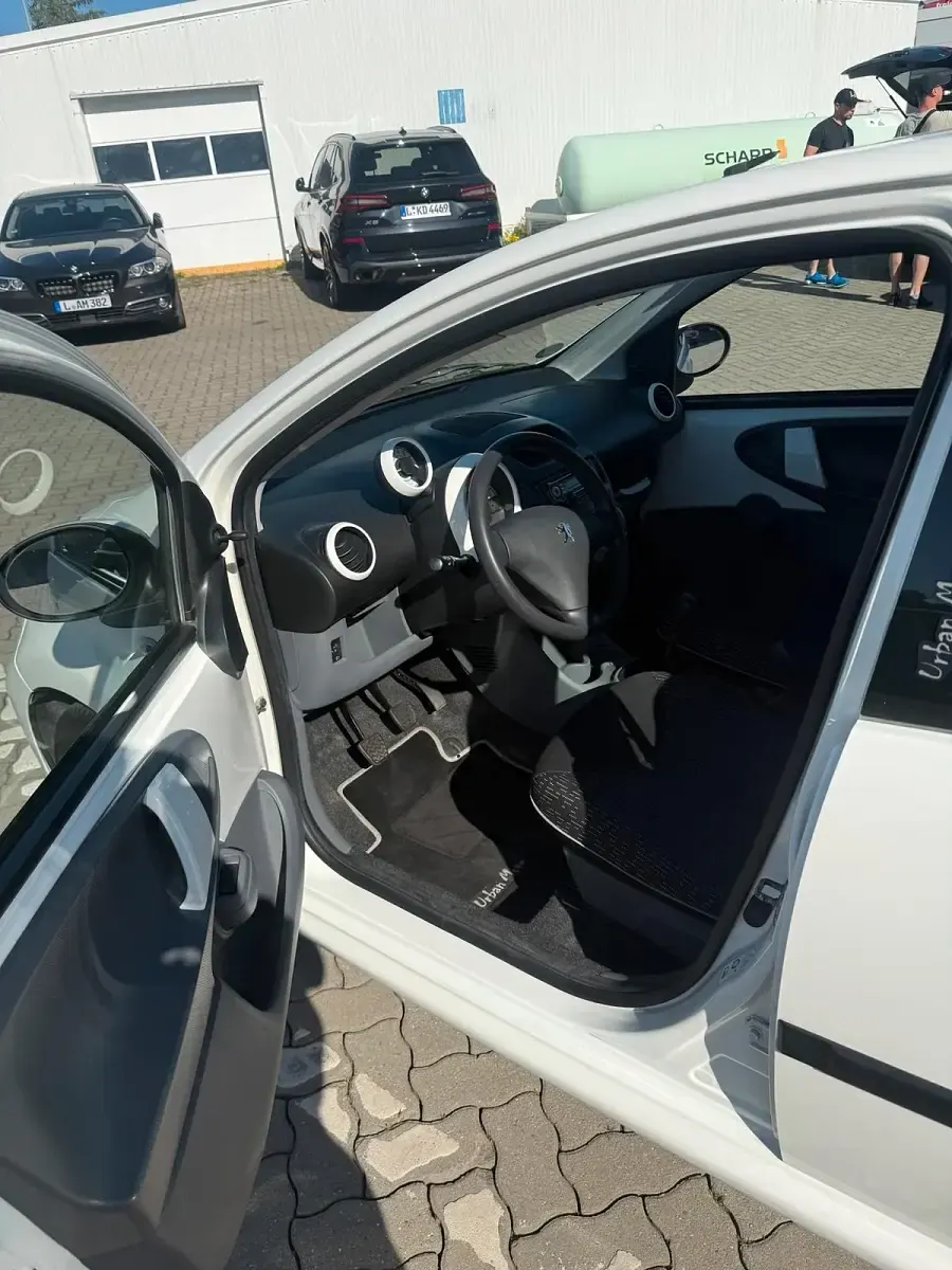 Gebraucht Peugeot 107 68 PS (50 kW) 2011 Weiß Kleinwagen